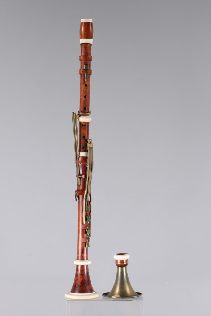 Copie moderne d'une clarinette de basset en La avec un second pavillon de rechange Instrument provenant de la collection de Jean-Claude Veilhan Instrument mis en vente par Vichy Enchères le 7 novembre 2026 © Vichy Enchères