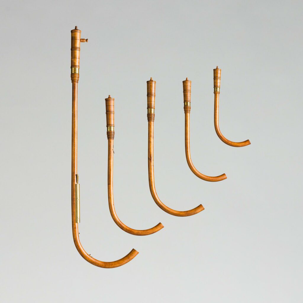 Famille de Cromornes par Eric MOULDER, composée de cinq instruments Instruments provenant de la collection de Jean-Claude Veilhan Instruments mis en vente par Vichy Enchères le 7 novembre 2026 © Vichy Enchères/ Photo C. Darbelet