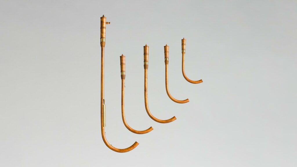 Famille de Cromornes par Eric MOULDER, composée de cinq instruments Instruments provenant de la collection de Jean-Claude Veilhan Instruments mis en vente par Vichy Enchères le 7 novembre 2026 © Vichy Enchères/ Photo C. Darbelet