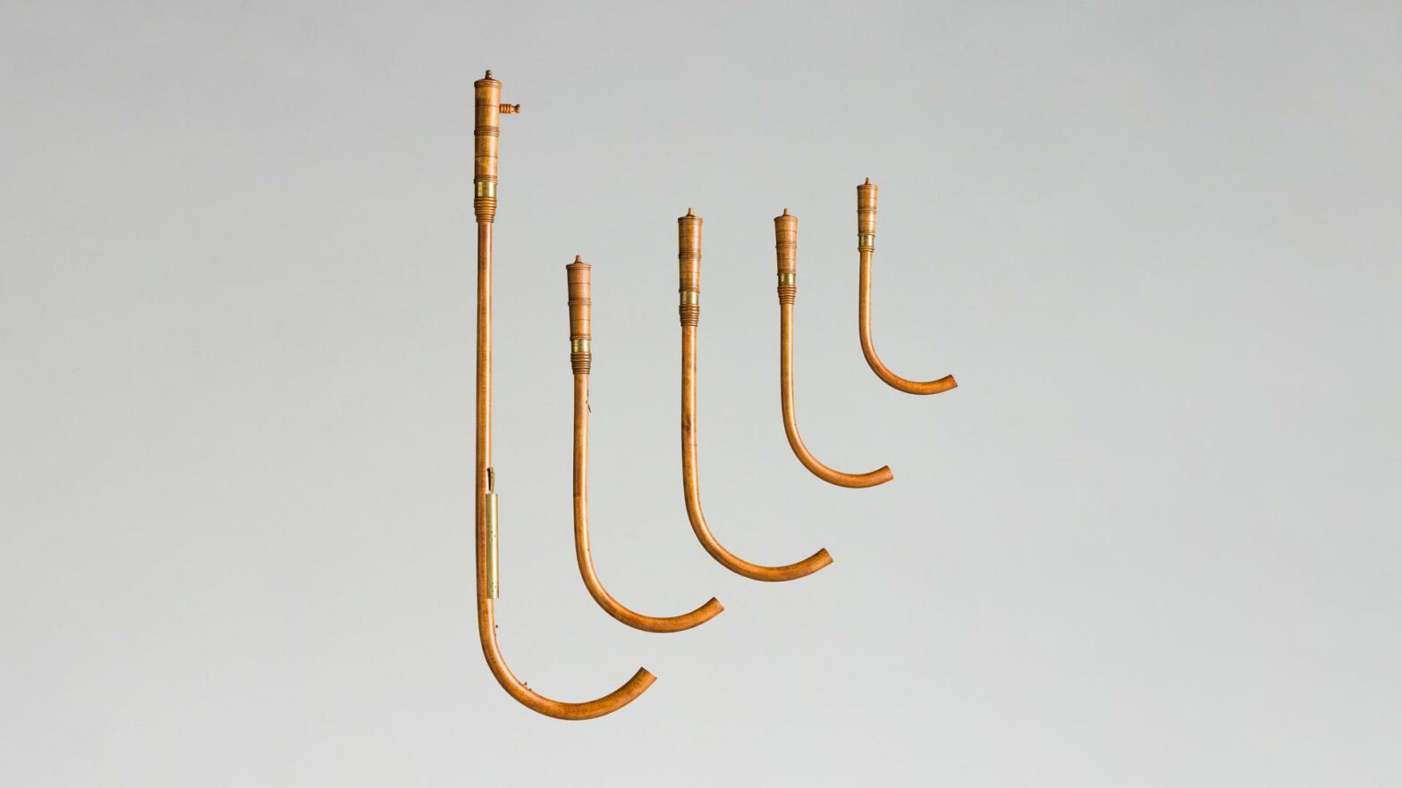 Famille de Cromornes par Eric MOULDER, composée de cinq instruments Instruments provenant de la collection de Jean-Claude Veilhan Instruments mis en vente par Vichy Enchères le 7 novembre 2026 © Vichy Enchères/ Photo C. Darbelet
