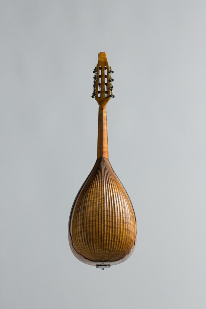 Mandoline romaine à trente quatre côtes creuses de Luigi EMBERGHER, Model concert 5Bis de 1927. Instrument mis en vente par Vichy Enchères le 7 novembre 2026 © Vichy Enchères/ Photo C. Darbelet