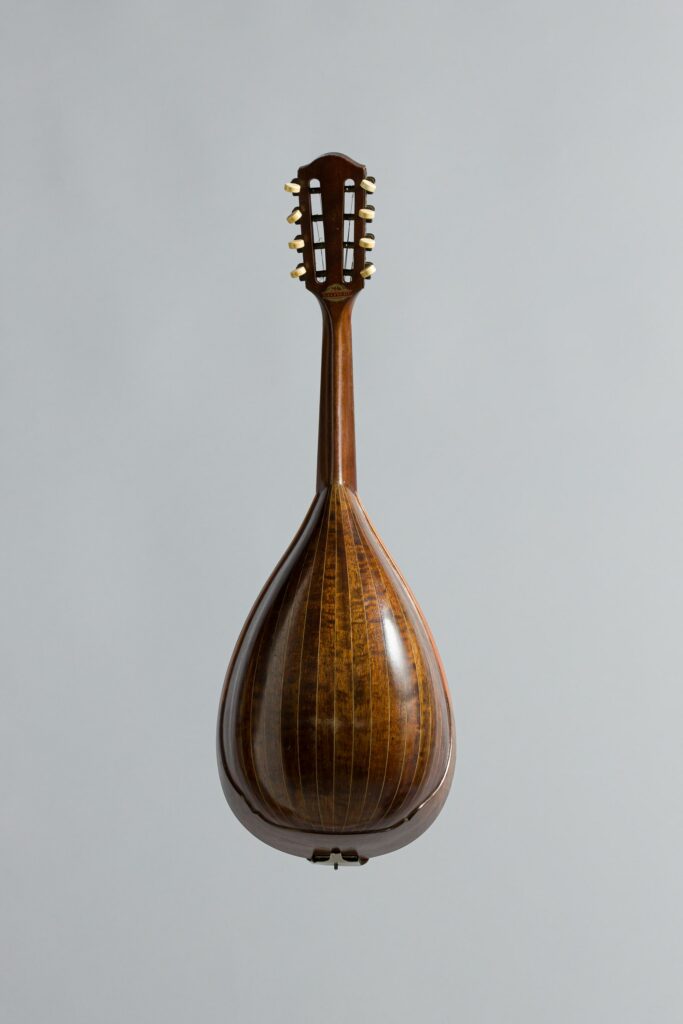 Mandoline romaine à dix huit côtes de Luigi EMBERGHER, Model B, n° 548, faite en 1948. Instrument mis en vente par Vichy Enchères le 7 novembre 2026 © Vichy Enchères/ Photo C. Darbelet