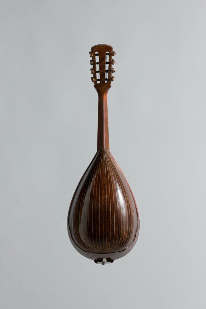 Mandoline romaine à vingt six côtes de Luigi EMBERGHER, faite à Rome Model Orchestra 2, de 1913. Instrument mis en vente par Vichy Enchères le 7 novembre 2026 © Vichy Enchères/ Photo C. Darbelet