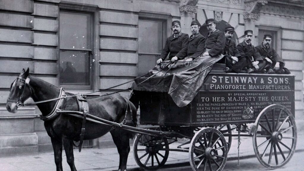Transport d'un piano Steinway & Sons en voiture hippomobile à Londres, début du XXe siècle. Crédits Steinway & Sons.
