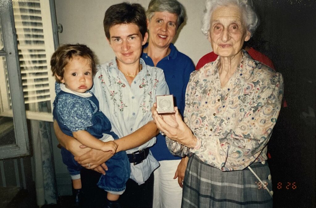 Photographie de toutes les femmes de la famille Vuillaume autour de l'écu. © DR / © Vichy Enchères