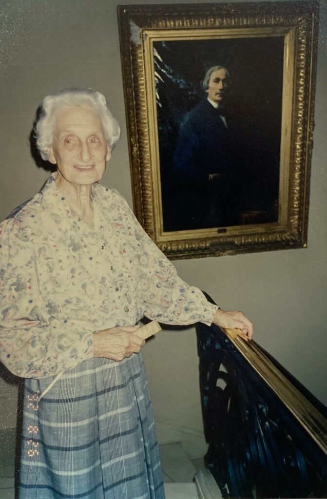 Photo du tableau représentant Alard, dans l’escalier avec Madame Maës, descendante de Vuilaume. © DR / © Vichy Enchères