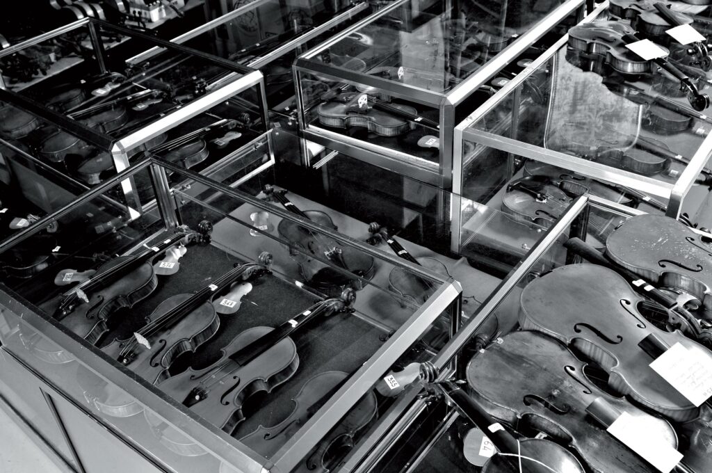 Vichy Enchères, violons en vitrine lors des journées d'expositions, photo Christophe Darbelet