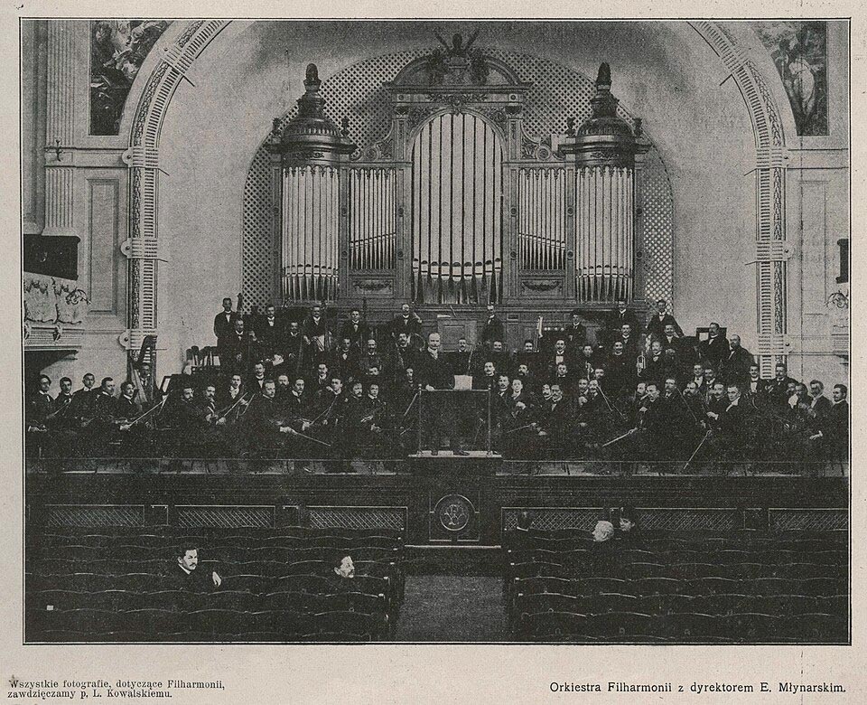 L’Orchestre philharmonique de Varsovie avec son directeur Emil Młynarski (1870-1935), photographie, début du XXème siècle