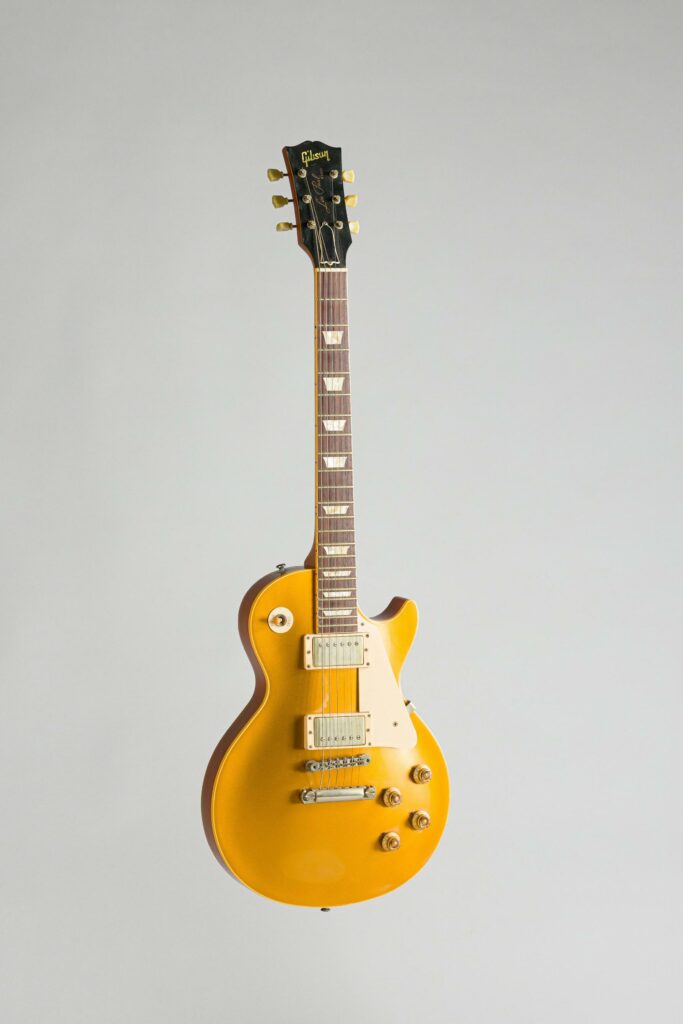 N° 100 - Guitare électrique solidbody GIBSON, modèle Les Paul R7, faite en 2007, made in USA, finition Gold Top. Collection Francis Kuntz. Instrument mis en vente par Vichy Enchères le 7 novembre 2026. © Vichy Enchères / Photo C. Darbelet