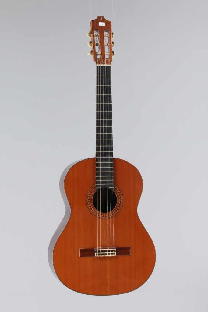 N° 101 - Guitare espagnole ALHAMBRA, modèle 6P, faite en 2002, made in Spain. Collection Francis Kuntz. Instrument mis en vente par Vichy Enchères le 7 novembre 2026. © Vichy Enchères / Photo C. Darbelet