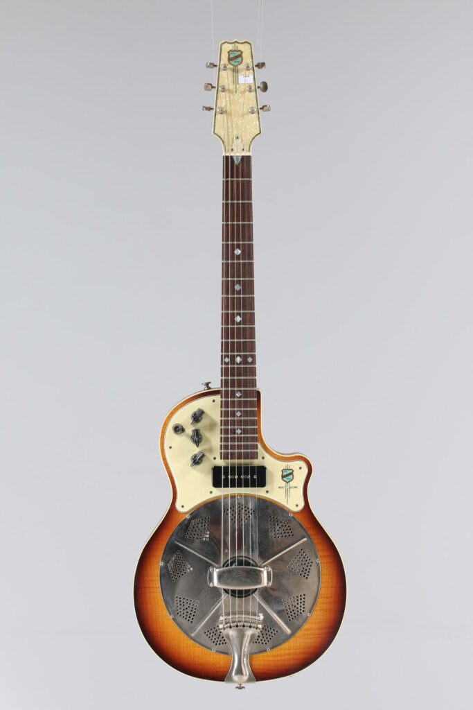 N° 102 - Guitare hybride à résonateur électronique NATIONAL RESOPHONIC, modèle Resolectric, faite vers 2007, made in USA, finition Sunburst. Collection Francis Kuntz. Instrument mis en vente par Vichy Enchères le 7 novembre 2026. © Vichy Enchères / Photo C. Darbelet