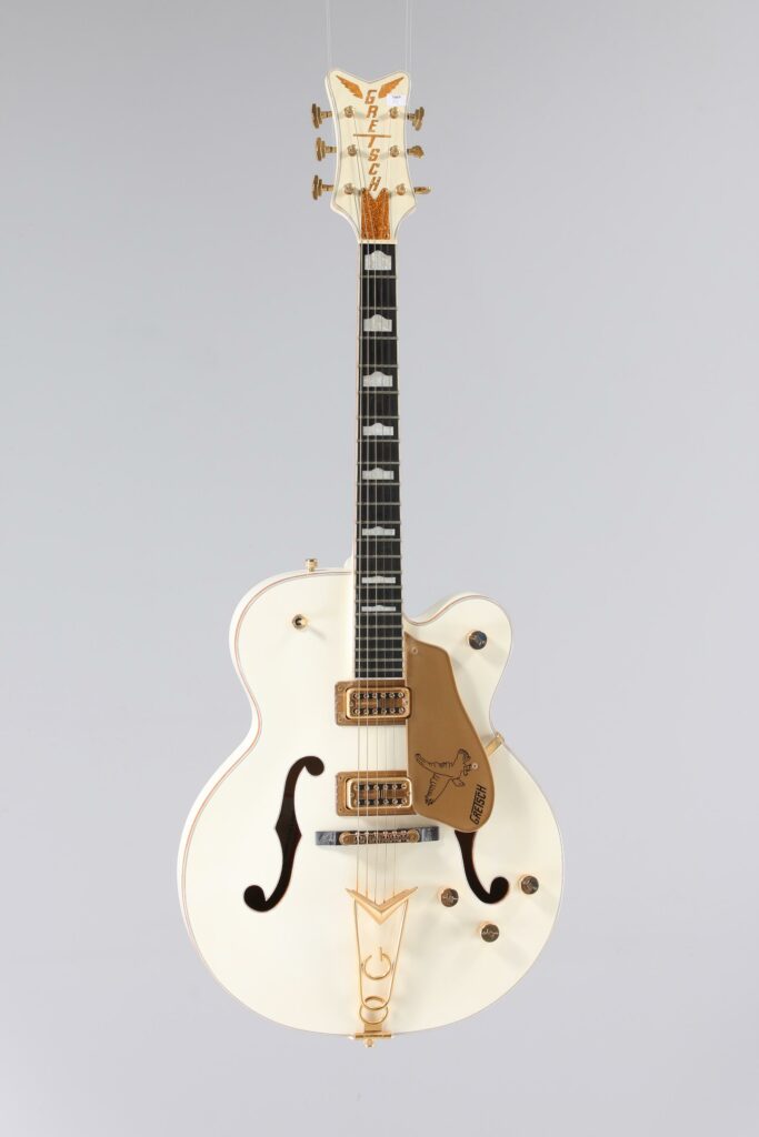 N° 103 - Guitare hollowbody GRETSCH, modèle White Falcon 6136, faite vers 2000, made in Japan, finition White.Collection Francis Kuntz. Instrument mis en vente par Vichy Enchères le 7 novembre 2026. © Vichy Enchères / Photo C. Darbelet