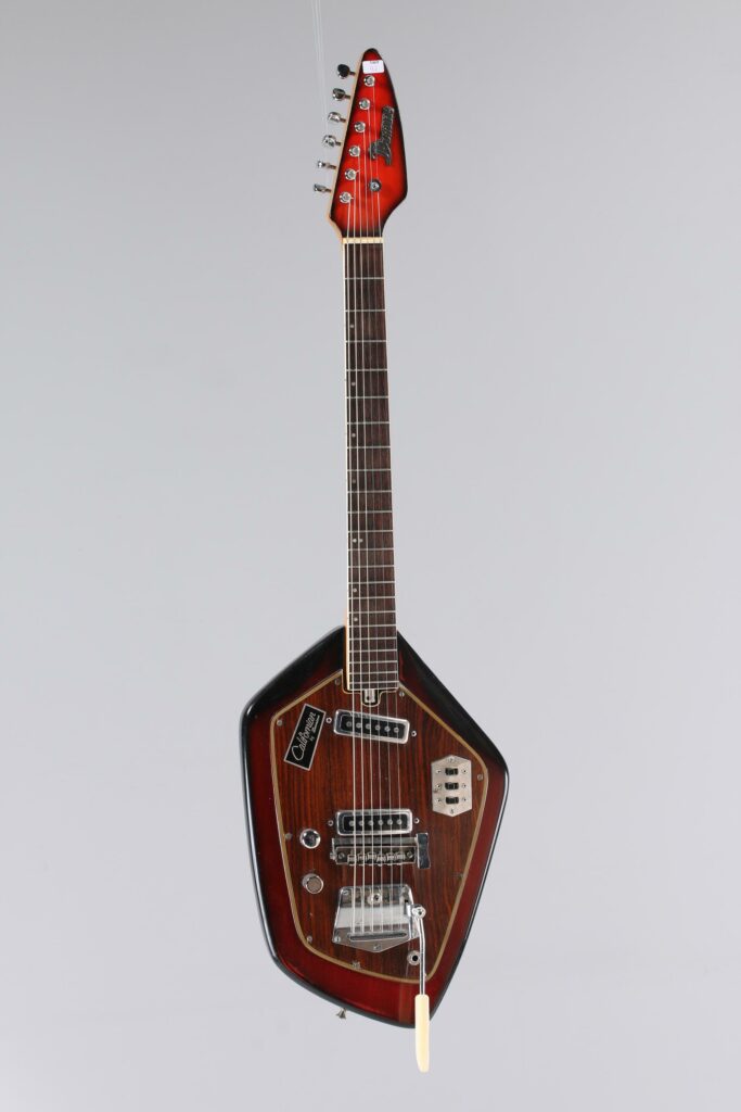 N° 104 - Guitare électrique solidbody DOMINO, modèle Californian, en copie d'une fox phantom, faite vers 1970, made in Japan, finition Sunburst. Collection Francis Kuntz. Instrument mis en vente par Vichy Enchères le 7 novembre 2026. © Vichy Enchères / Photo C. Darbelet