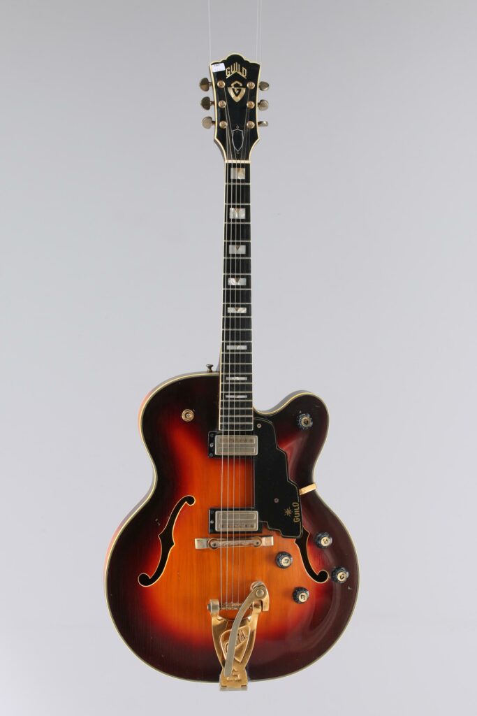 N° 105 - Guitare électrique hollowbody GUILD, modèle Duane Eddy-500, made in USA, finition Sunburst. Collection Francis Kuntz. Instrument mis en vente par Vichy Enchères le 7 novembre 2026. © Vichy Enchères / Photo C. Darbelet