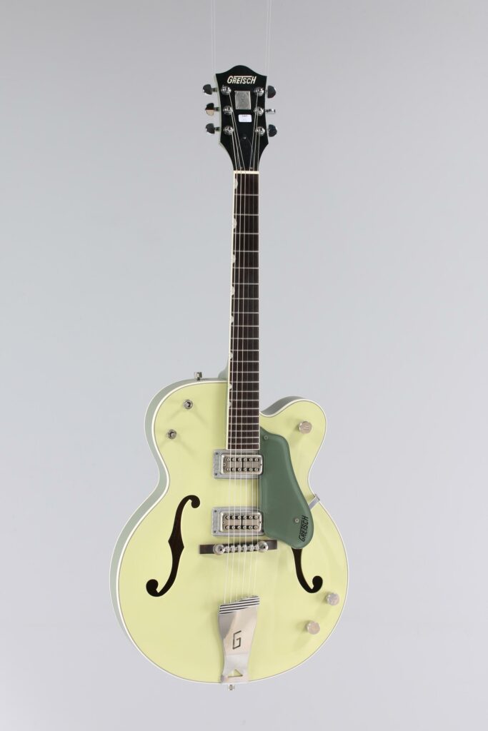 N° 106 - Guitare électrique hollowbody GRETSCH, modèle Double Anniversary, faite en 2001, made in Japan, finition Cadillac Green. Collection Francis Kuntz. Instrument mis en vente par Vichy Enchères le 7 novembre 2026. © Vichy Enchères / Photo C. Darbelet