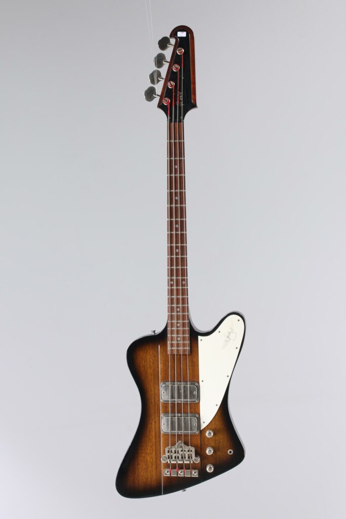 N° 108 - Guitare basse électrique solidbody GRECO, modèle 3500 MF, dans le style d'une gibson Thunder bird, faite vers 1989, made in Japan, finition Sunburst. Collection Francis Kuntz. Instrument mis en vente par Vichy Enchères le 7 novembre 2026. © Vichy Enchères / Photo C. Darbelet