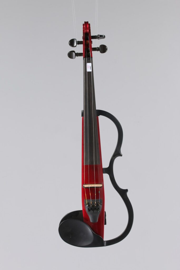 N° 109 - Violon électrique YAMAHA, modèle YSV 104 Silent violin, fabrication contemporaine, made in Japan, finition Candy Apple red. Collection Francis Kuntz. Instrument mis en vente par Vichy Enchères le 7 novembre 2026. © Vichy Enchères / Photo C. Darbelet