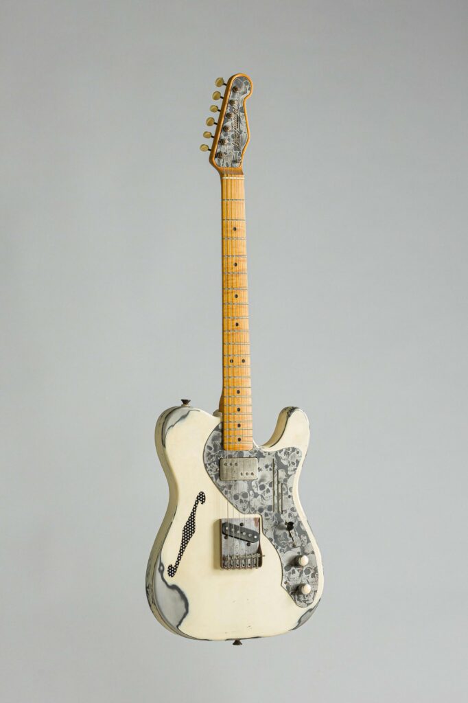 N° 110 - Guitare électrique hollowbody James TRUSSART, modèle Deluxe Steelacaster, faite vers 2005, made in USA, finition Olympic White. Collection Francis Kuntz. Instrument mis en vente par Vichy Enchères le 7 novembre 2026. © Vichy Enchères / Photo C. Darbelet
