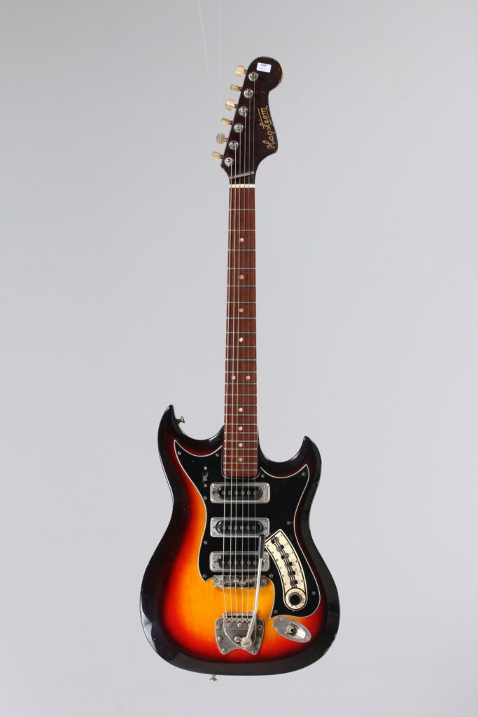 N° 112 - Guitare électrique solidbody HAGSTROM, faite vers 1970, made in Sweden, finition Sunburst. Collection Francis Kuntz. Instrument mis en vente par Vichy Enchères le 7 novembre 2026. © Vichy Enchères / Photo C. Darbelet