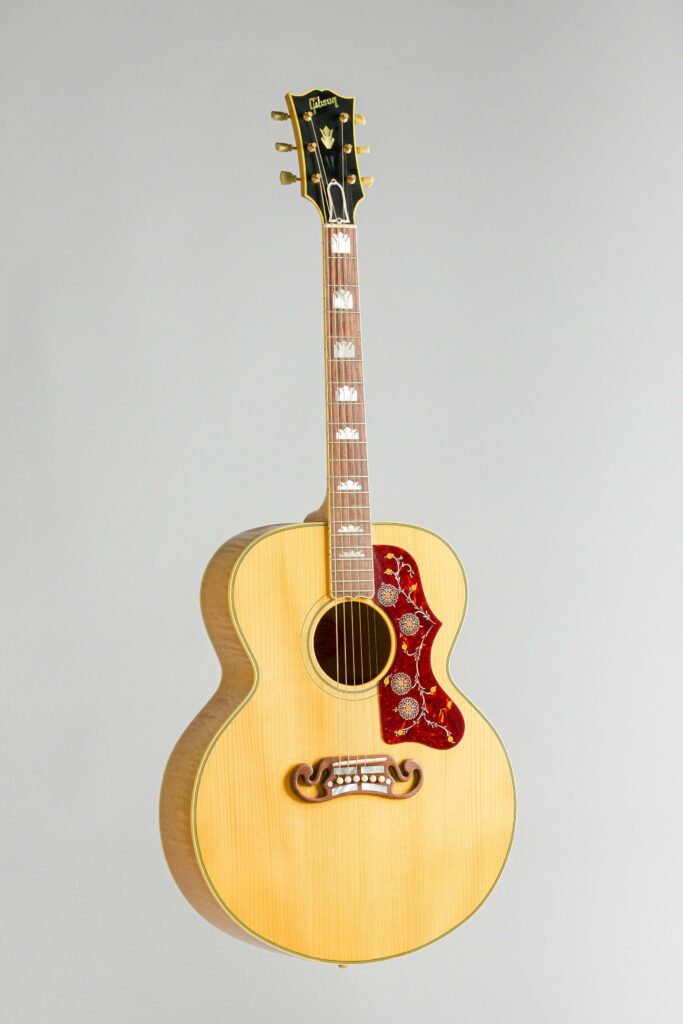 N° 113 - Guitare acoustique flatop GIBSON, modèle SJ-200 VOS, True Vintage serie, faite en 2008, made in Bozeman USA, finition Natural. Collection Francis Kuntz. Instrument mis en vente par Vichy Enchères le 7 novembre 2026. © Vichy Enchères / Photo C. Darbelet