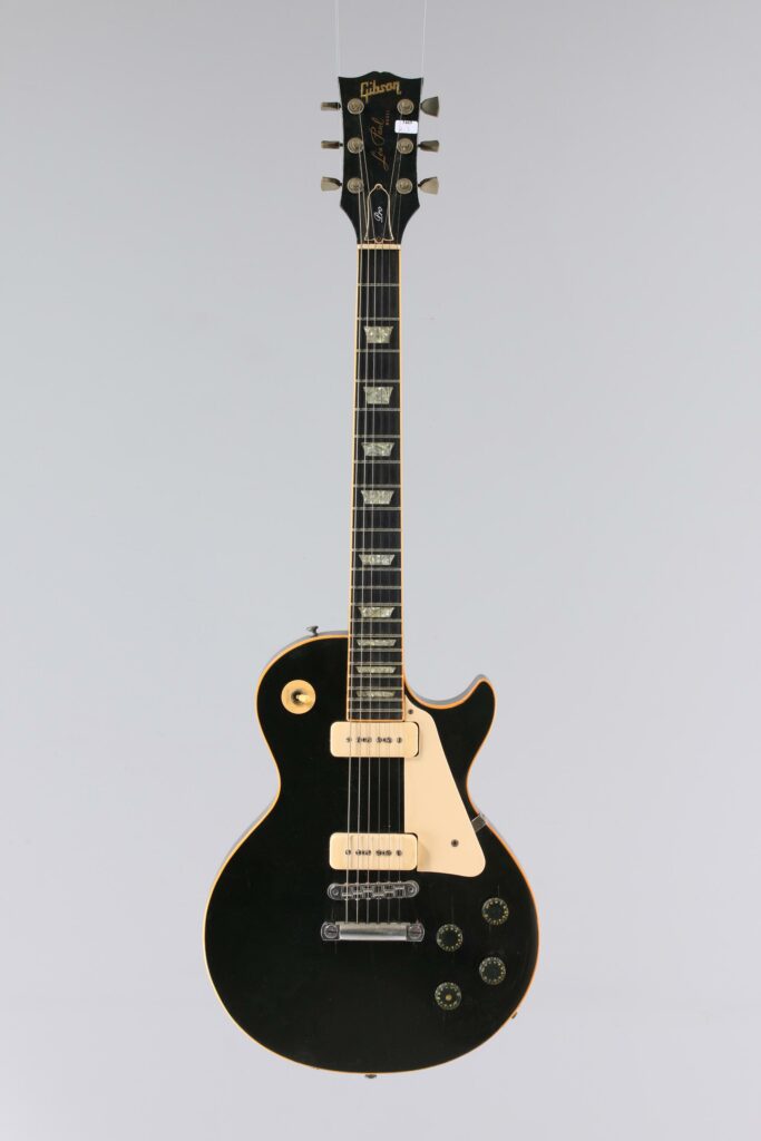N° 115 - Guitare électrique solidbody GIBSON, modèle Les Paul- Deluxe Pro, faite en 1976, made in USA, finition Ebony. Collection Francis Kuntz. Instrument mis en vente par Vichy Enchères le 7 novembre 2026. © Vichy Enchères / Photo C. Darbelet