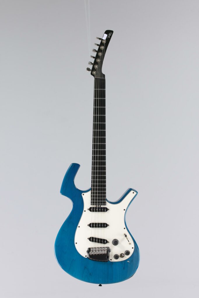 N° 116 - Guitare électrique solidbody KEN PARKER, modèle Nitefly, faite vers 1999, made in USA, finition Translucide Blue. Collection Francis Kuntz. Instrument mis en vente par Vichy Enchères le 7 novembre 2026. © Vichy Enchères / Photo C. Darbelet