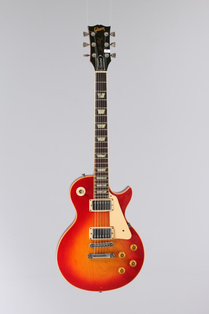 N° 118 - Guitare électrique solidbody GIBSON, modèle Les Paul standard, de 1980, made in USA, finition Cherry Sunburst. Collection Francis Kuntz. Instrument mis en vente par Vichy Enchères le 7 novembre 2026. © Vichy Enchères / Photo C. Darbelet