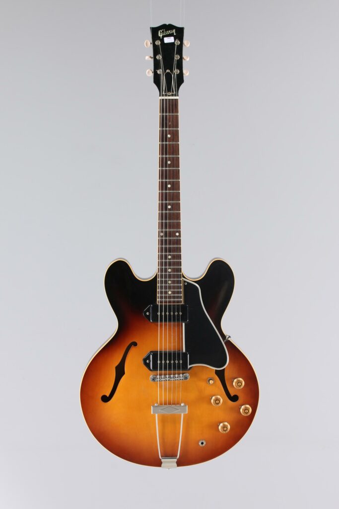 N° 120 - Guitare hollowbody GIBSON, modèle ES330 VB, faite en 2012, made in USA, finition Sunburst. Collection Francis Kuntz. Instrument mis en vente par Vichy Enchères le 7 novembre 2026. © Vichy Enchères / Photo C. Darbelet