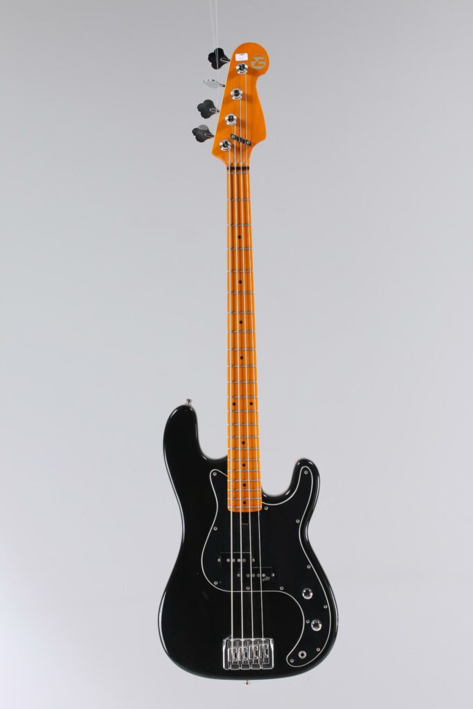 N° 121 - Guitare basse électrique solidbody MARUZSCKY, dans le style d'une précision bass, made in Poland, finition Black. Collection Francis Kuntz. Instrument mis en vente par Vichy Enchères le 7 novembre 2026. © Vichy Enchères / Photo C. Darbelet