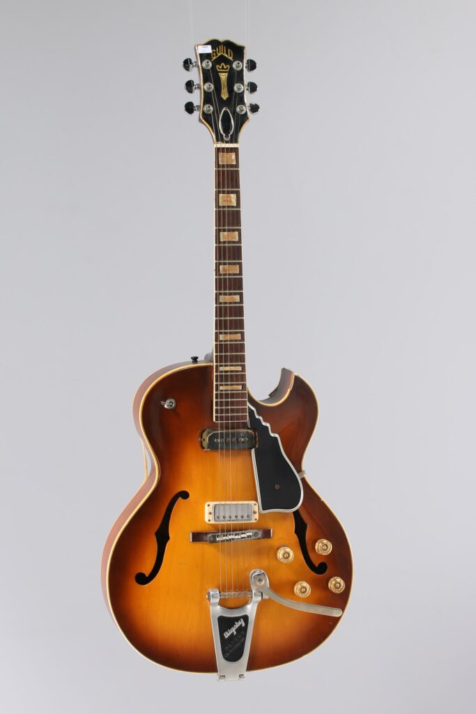 N° 122 - Guitare hollowbody de marque GUILD, modèle CE-100, de 1957, made in USA, finition Sunburst. Collection Francis Kuntz. Instrument mis en vente par Vichy Enchères le 7 novembre 2026. © Vichy Enchères / Photo C. Darbelet