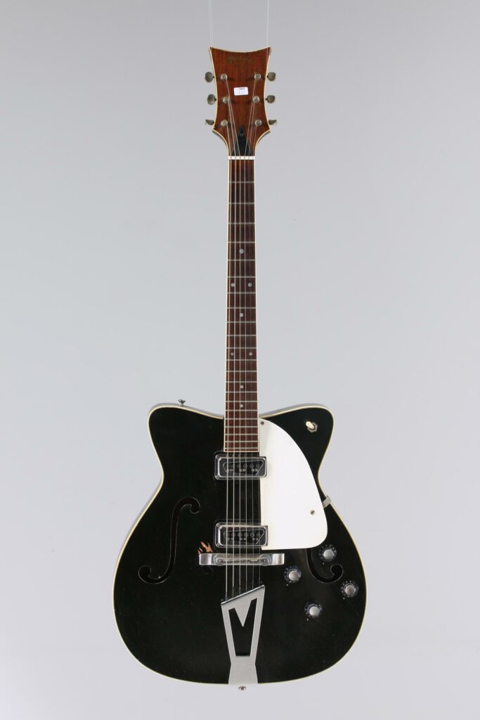 N° 125 - Guitare hollowbody MARTIN, modèle GT-75, faite vers 1965, made in USA, finition Black. Collection Francis Kuntz. Instrument mis en vente par Vichy Enchères le 7 novembre 2026. © Vichy Enchères / Photo C. Darbelet