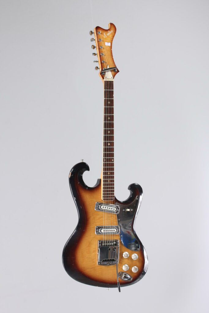 N° 126 - Guitare électrique solidbody AVALON, modèle AV:2T, faite vers 1970, made in Japan, finition Sunburst. Collection Francis Kuntz. Instrument mis en vente par Vichy Enchères le 7 novembre 2026. © Vichy Enchères / Photo C. Darbelet