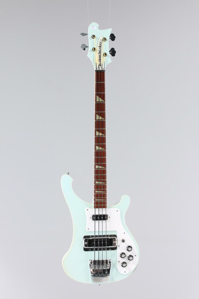 N° 128 - Guitare basse électrique solidbody RICKENBACKER, modèle 4001 "Blue Boy", faite vers 2004, made in USA, finition Blue Boy. Collection Francis Kuntz. Instrument mis en vente par Vichy Enchères le 7 novembre 2026. © Vichy Enchères / Photo C. Darbelet