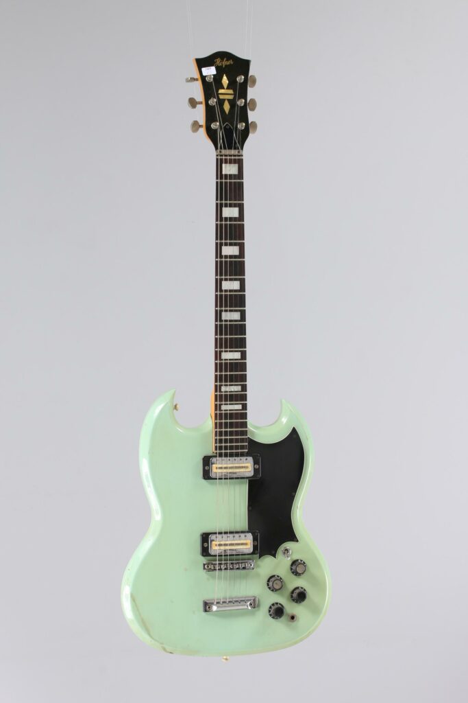 N° 129 - Guitare électrique solidbody HOFNER, dans le style d'une SG, modèle 174, faite en 1974, made in Germany, finition Seafoam Green. Collection Francis Kuntz. Instrument mis en vente par Vichy Enchères le 7 novembre 2026. © Vichy Enchères / Photo C. Darbelet