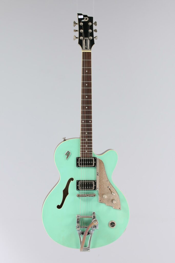 N° 132 - Guitare électrique semi hollowbody DUESENBERG, modèle Karl Carlton, faite en 2001, made in Germany, finition Serve Green. Collection Francis Kuntz. Instrument mis en vente par Vichy Enchères le 7 novembre 2026. © Vichy Enchères / Photo C. Darbelet