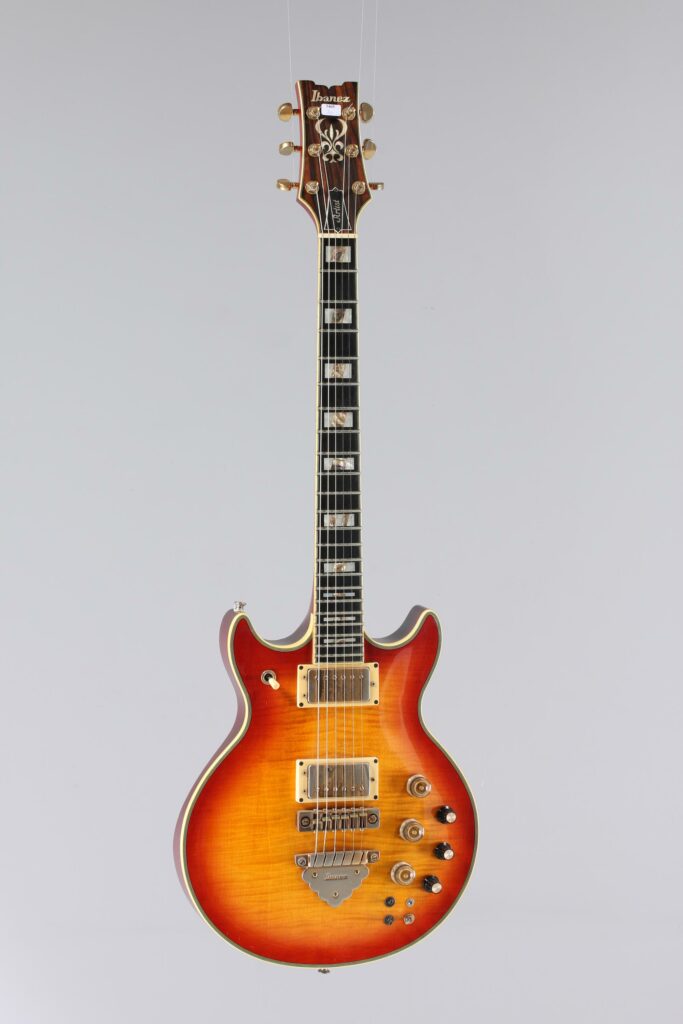 N° 133 - Guitare électrique solidbody IBANEZ, modèle AR-500, faite en 1981, made in Japan, finition Sunburst. Collection Francis Kuntz. Instrument mis en vente par Vichy Enchères le 7 novembre 2026. © Vichy Enchères / Photo C. Darbelet
