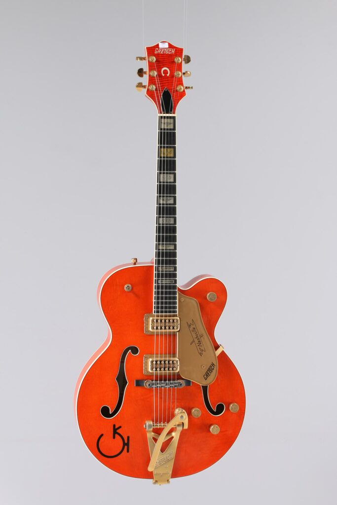 N° 134 - Guitare hollowbody GRETSCH, modèle Nashville Westerner, faite en 1994, made in Japan, finition Orange. Collection Francis Kuntz. Instrument mis en vente par Vichy Enchères le 7 novembre 2026. © Vichy Enchères / Photo C. Darbelet