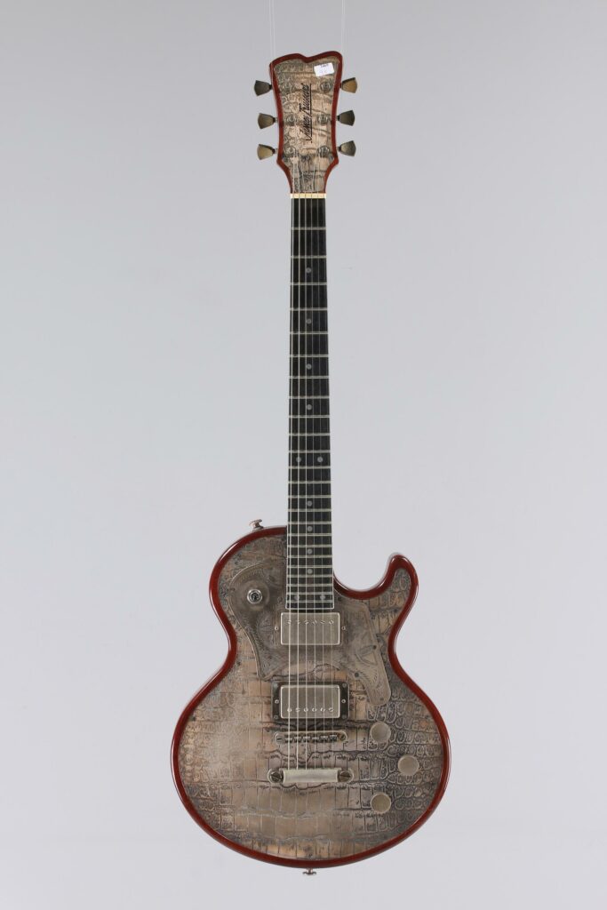N° 135 - Guitare électrique solidbody James TRUSSART, modèle Steeltop Silver Gator, faite vers 2008, made in USA, finition Brown. Collection Francis Kuntz. Instrument mis en vente par Vichy Enchères le 7 novembre 2026. © Vichy Enchères / Photo C. Darbelet