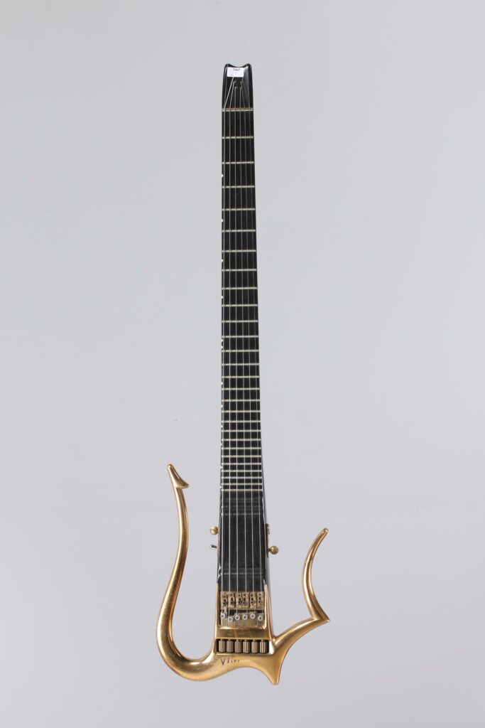 N° 139 - Guitare électrique solidbody VLINE (Salomé), faite par Vincent BERTOND, modèle Lyre, faite vers 1980, made in France. Collection Francis Kuntz. Instrument mis en vente par Vichy Enchères le 7 novembre 2026. © Vichy Enchères / Photo C. Darbelet