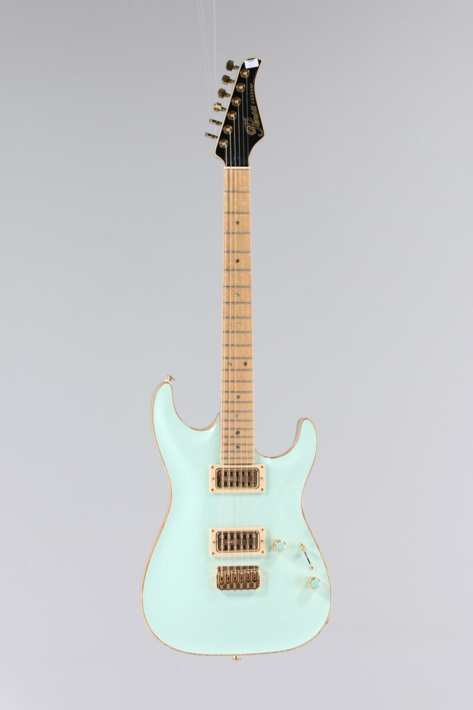 N° 75 - Guitare électrique solidbody PENSA Custom, modèle MKI diet, faite vers 2008, made in USA, finition Cadillac Green/smoke green. Collection Francis Kuntz. Instrument mis en vente par Vichy Enchères le 7 novembre 2026. © Vichy Enchères / Photo C. Darbelet