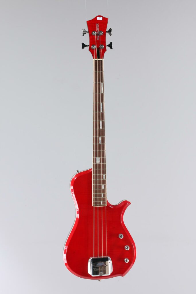 N° 76 - Guitare basse électrique solidbody ROAD RUNNER, produite par le luthier Laurent Assoune à Nancy, faite vers 2008, made in France, finition Cherry. Collection Francis Kuntz. Instrument mis en vente par Vichy Enchères le 7 novembre 2026. © Vichy Enchères / Photo C. Darbelet