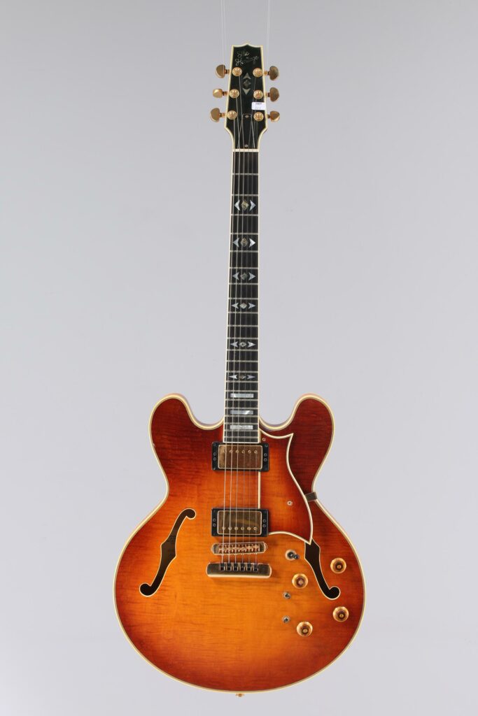 N° 78 - Guitare électrique semi hollowbody THE HERITAGE, faite vers 1998, made in Kalamazoo in USA, finition Almond Sunburst. Collection Francis Kuntz. Instrument mis en vente par Vichy Enchères le 7 novembre 2026. © Vichy Enchères / Photo C. Darbelet