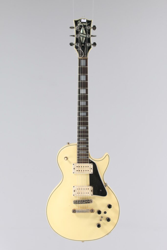 N° 79 - Guitare électrique solidbody IBANEZ, dans le style d'une Les Paul Custom, faite dans les années 1975, made in Japan, finition Alpine White. Collection Francis Kuntz. Instrument mis en vente par Vichy Enchères le 7 novembre 2026. © Vichy Enchères / Photo C. Darbelet