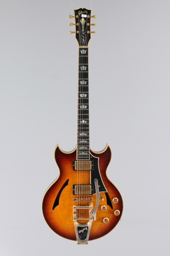 N° 80 - Guitare électrique solidbody GIBSON, modèle Johnny A, finition Sunbust, gold harware, équipée d'un bigsby. Collection Francis Kuntz. Instrument mis en vente par Vichy Enchères le 7 novembre 2026. © Vichy Enchères / Photo C. Darbelet