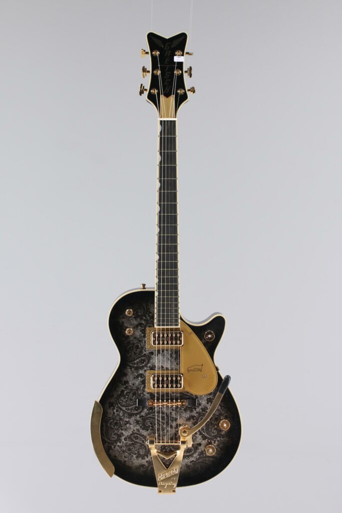 N° 82 - Guitare électrique solidbody GRETSCH, modèle Silver Penguin Paisley, faite en 2005, made in Japan, finition Paisley and gold hardware. Collection Francis Kuntz. Instrument mis en vente par Vichy Enchères le 7 novembre 2026. © Vichy Enchères / Photo C. Darbelet