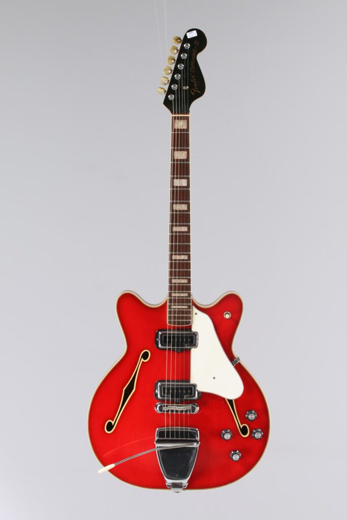 N° 83 - Guitare hollowbody FENDER, modèle Coronado II, faite en 1967, made in USA, finition Candy Apple Red, tête noire. Collection Francis Kuntz. Instrument mis en vente par Vichy Enchères le 7 novembre 2026. © Vichy Enchères / Photo C. Darbelet