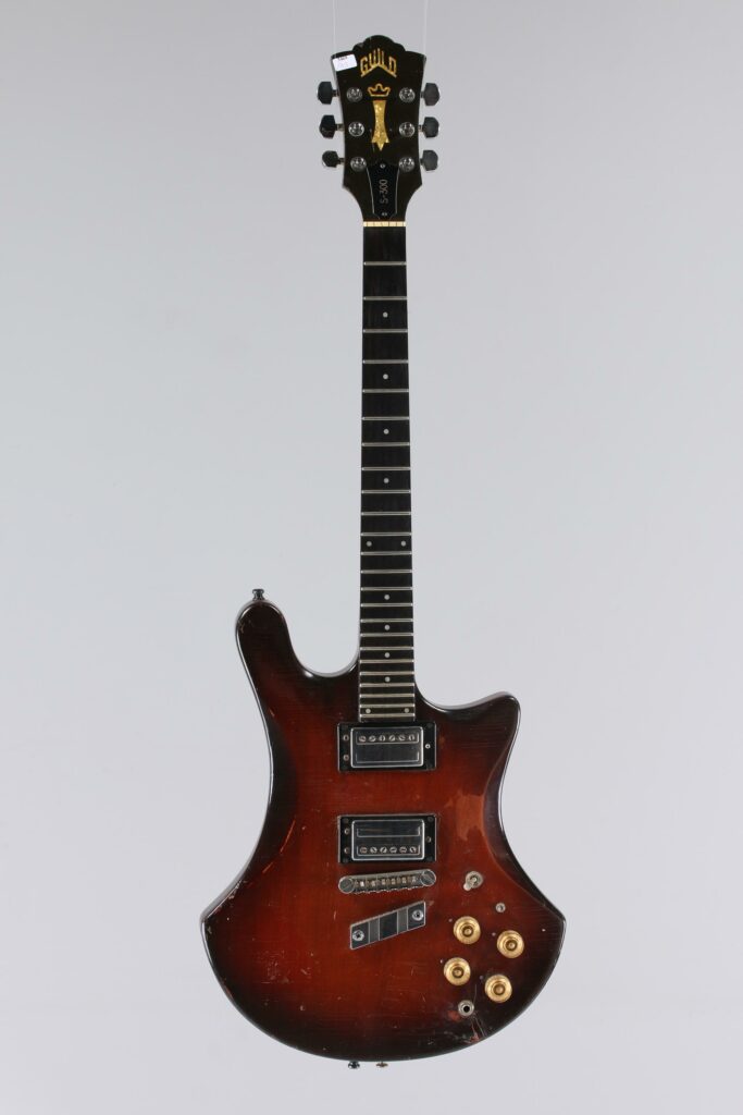 N° 84 - Guitare électrique solidbody GUILD, modèle S-300, faite vers 1980, made in USA, finition Sunburst. Collection Francis Kuntz. Instrument mis en vente par Vichy Enchères le 7 novembre 2026. © Vichy Enchères / Photo C. Darbelet