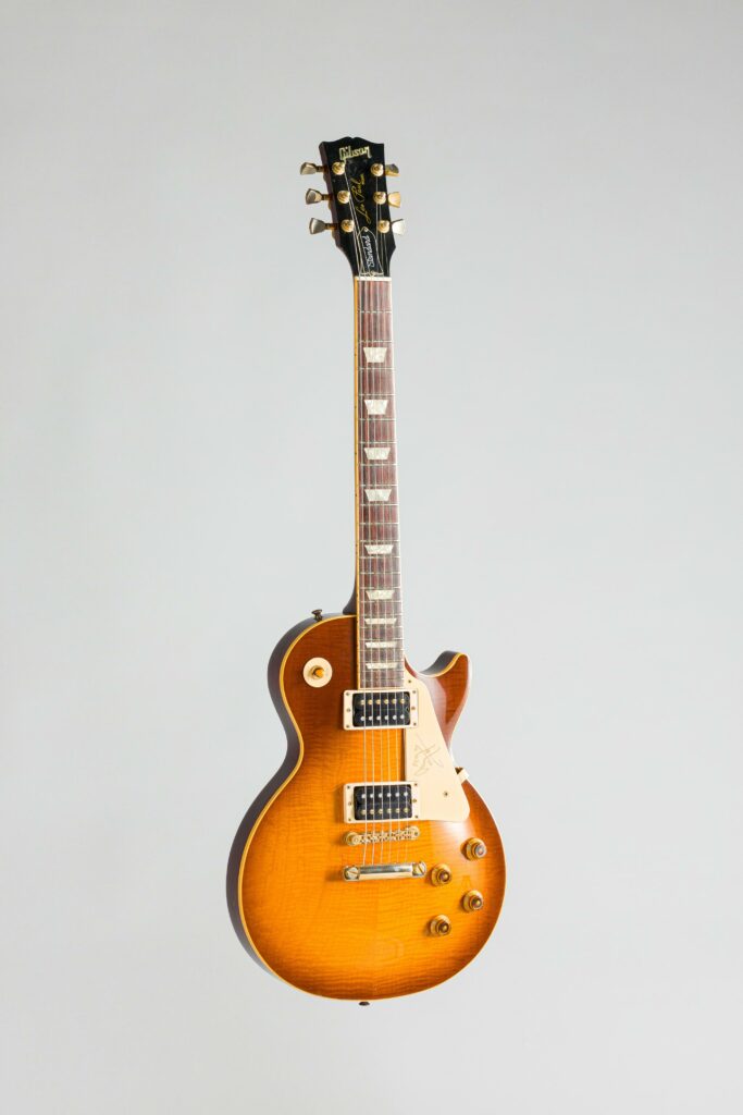 N° 85 - Guitare électrique solidbody GIBSON, modèle Les Paul Signature Jimmy Page, faite en 1997, made in USA, finition Honeyburst. Collection Francis Kuntz. Instrument mis en vente par Vichy Enchères le 7 novembre 2026. © Vichy Enchères / Photo C. Darbelet