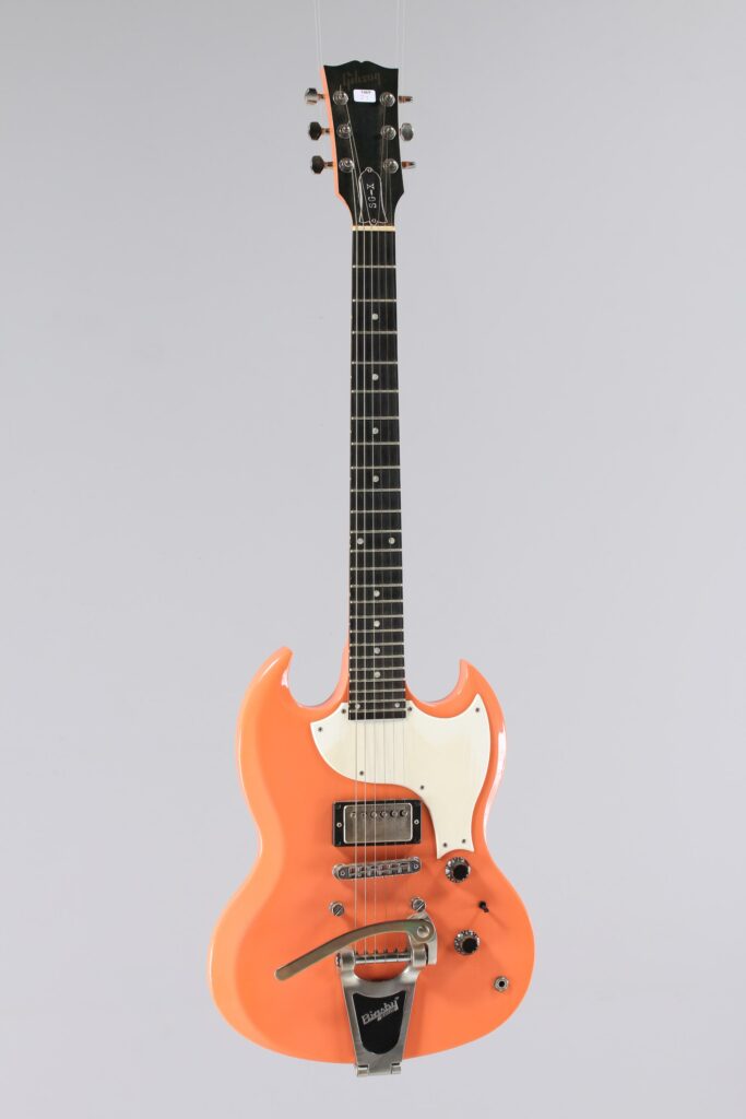 N° 86 - Guitare électrique solidbody GIBSON, modèle SG-X, faite en 1998, made in USA, finition Coral.Collection Francis Kuntz. Instrument mis en vente par Vichy Enchères le 7 novembre 2026. © Vichy Enchères / Photo C. Darbelet