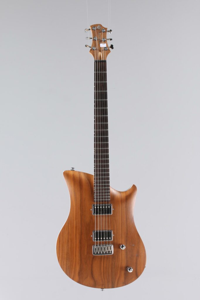 N° 87 - Guitare électrique hollowbody RELISH, modèle Wallnut jane, faite en Suisse en 2017, finition Natural.Collection Francis Kuntz. Instrument mis en vente par Vichy Enchères le 7 novembre 2026. © Vichy Enchères / Photo C. Darbelet